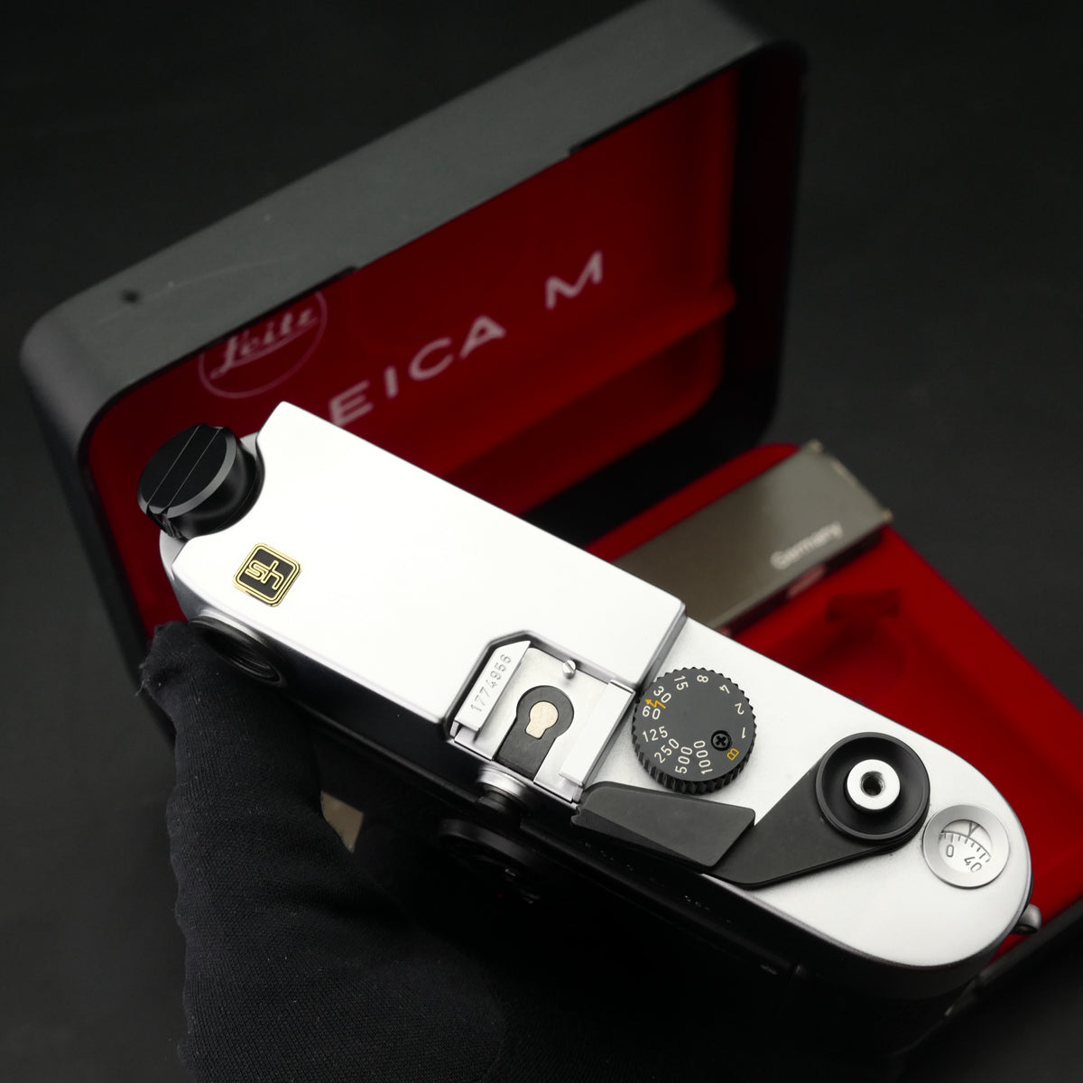 Leica M6 Classic 0.72 Panda Rangefinder "SH" Badge Like New US$3480
