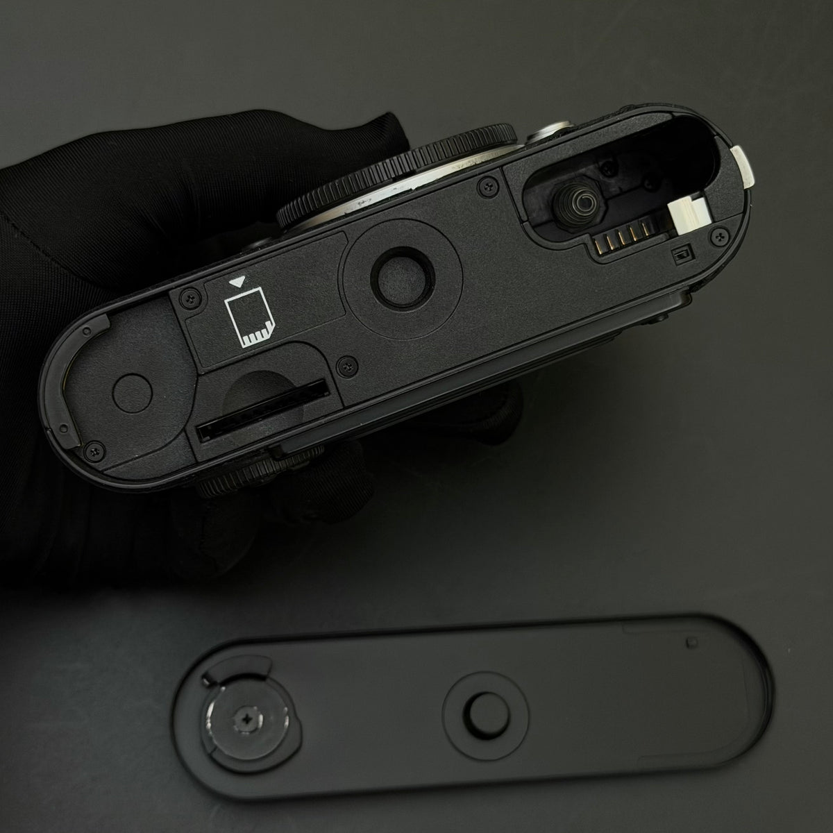 Leica M9 Black Paint Repainted with Ostrich Skin (Low Pass Filter Replaced, 8K Act.) MINT US$2850