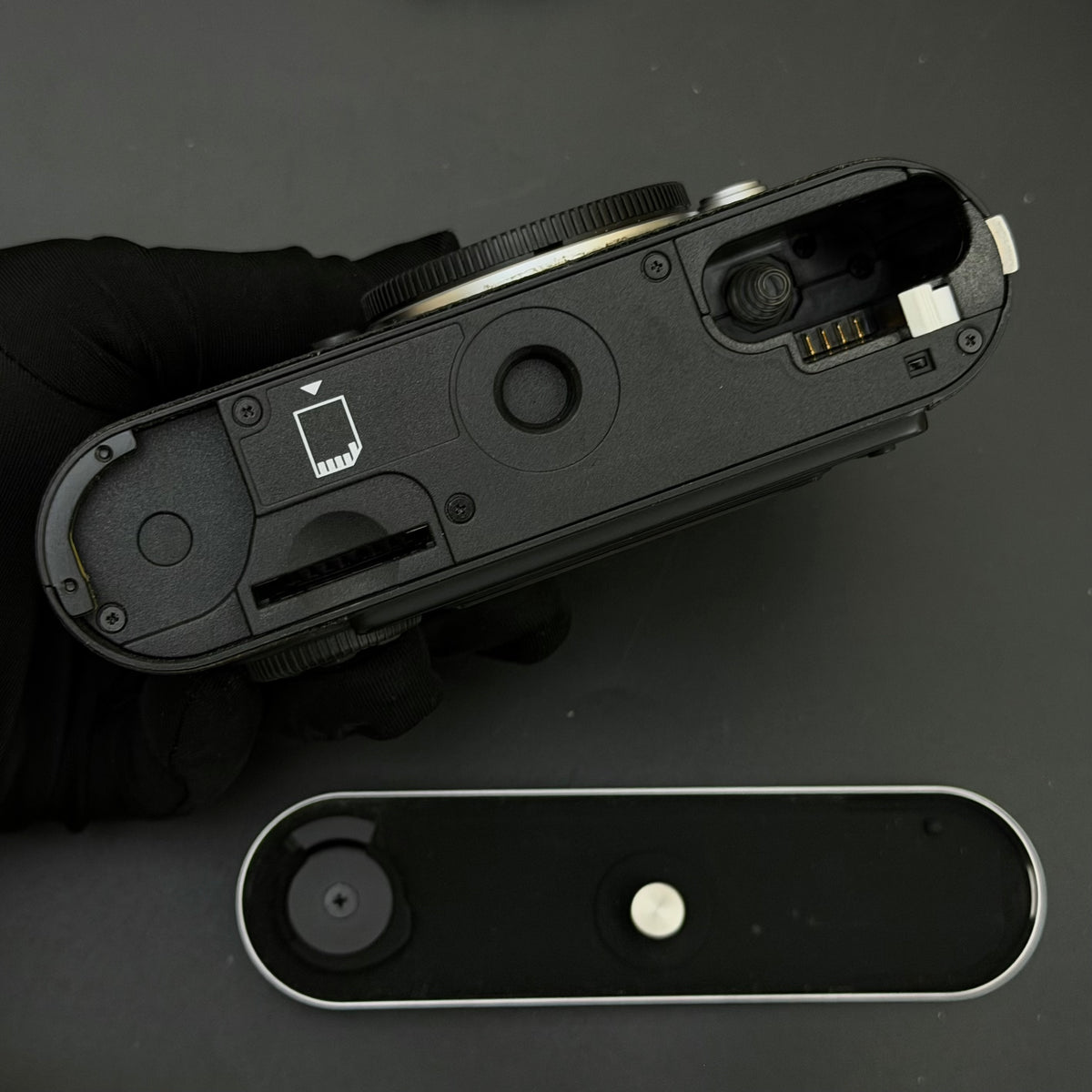 Leica M8 Silver Chrome Digital Rangefinder 7.4K Act. MINT US$1980
