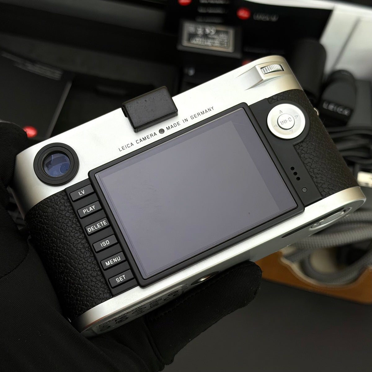 Leica M Typ 240 M240 Silver Chrome + EVF + Half Case + Xtra Battery US$2995